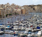L-Isla (Senglea) pa kreisi, Valletta pa labi.